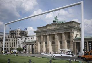 Das riesige Fußball-Tor am Brandenburger Tor hat mit dem Ende der EM 2024 ausgedient.