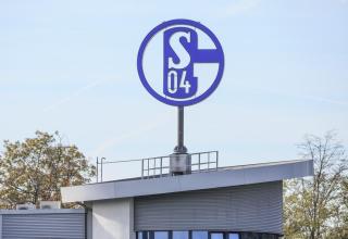 Schalke 04 hat sein neues Auswärtstrikot präsentiert. 