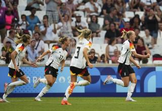 Lea Schüller (re.) erzielte das zwischenzeitliche 3:0 für Deutschland.