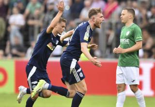 Steffen Meuer (Bildmitte) bejubelt seinen Treffer gegen den FC Gütersloh.