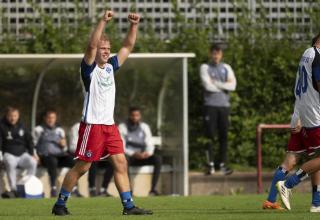 Tom Sanne jubelt im HSV-Trikot.