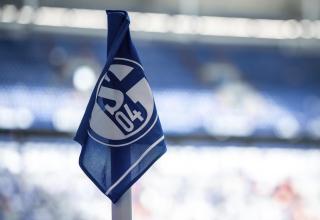 Eine Schalke-Eckfahne im Stadion (Symbolfoto).