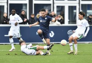 Adam Tolba (blaues Trikot) wechselt vom VfL Bochum zum KFC Uerdingen. 