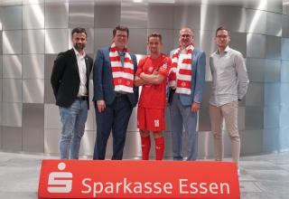 Von links nach rechts: Alexander Rang (RWE-Vorstandsmitglied), Bernd Jung (Vorstandsvorsitzender Sparkasse Essen), Nils Kaiser, Oliver Bohnenkamp (Vorstandsmitglied der Sparkasse Essen) und Christoph Dinkelborg (RWE-Vertriebsmitarbeiter)
