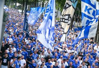 Schalke-Fanmarsch vor dem Heimspiel gegen Braunschweig.