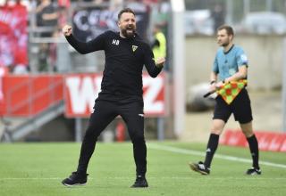 Aachen-Trainer Heiner Backhaus freut sich über den Sieg in Essen.