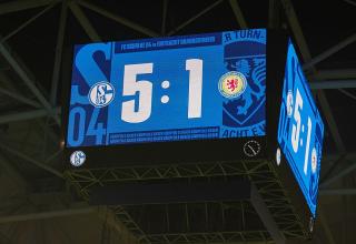 Toller Fanmarsch, tolles Ergebnis: Schalke kann mit dem Auftakt zufrieden sein. 