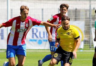 Noel-Etienne Reck (links) gegen Hohkeppels Torschützen Ömer Tokac.