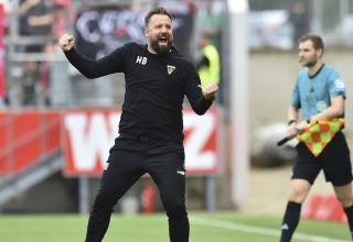 Aachen-Trainer Heiner Backhaus jubelt - hier gegen RWE.