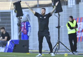 Jubelt über den ersten Saisonsieg: Uerdingen-Trainer René Lewejohann