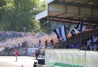 Die Fans des MSV Duisburg sind nach dem Abstieg sichtlich euphorisiert 