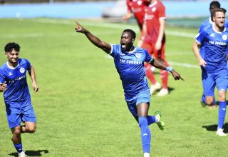 Der TuS Ennepetal (in blau) schlägt die zweite Mannschaft des VfL Bochum mit 2:1.