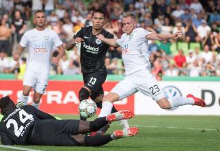 Steffen Kienle (rechts) trifft für den SSV Ulm 1846 gegen Eintracht Frankfurt.