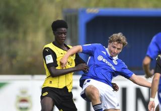 Mussa Kaba hat schon mit 15 Jahren die U19-Stürmer des FC Schalke 04 im Griff.