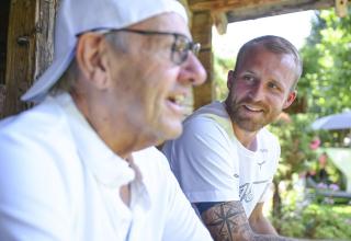 VfL Bochums Philipp Hofmann (rechts) im Gespräch mit Reporter Günther Pohl.