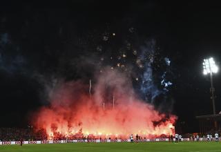 Die Fans des FC Bayern zünden beim Sieg gegen den SSV Ulm im DFB-Pokal Pyrotechnik.