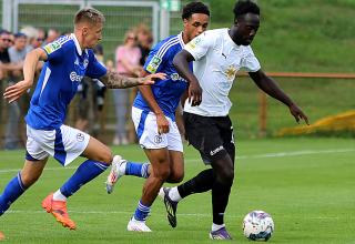 Bocholts Raphael Assibey-Mensah (rechts) war gegen Schalkes U23 kaum zu stoppen. 