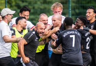 Riesenjubel beim Mülheimer FC 97. Nurettin Kayaoglu schoss in der Nachspielzeit das Siegtor.