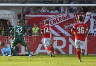 Keke Topp (links) trifft zum 1:0 für Werder Bremen in Cottbus.