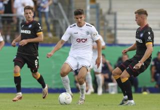 Nico Thier (Mitte) im Pokalspiel der Sportfreunde Lotte gegen den Krlsruher SC.