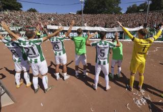 Die Preußen-Spieler feiern mit ihren Fans.