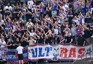 Uerdinger Fans feuern ihr Team an.