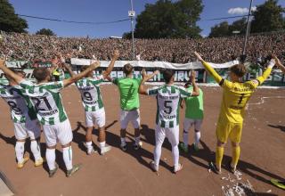 Die Preußen-Spieler feiern mit ihren Fans.
