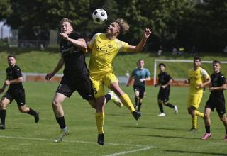 Der VfB Homberg (gelbe Trikots) gewann 3:0 gegen den TVD Velbert. 