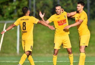 Xhino Kadiu (Mitte) traf für den DSC Wanne-Eickel beim Derby-Sieg.