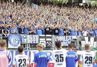 Die Fans des FC Schalke 04 in Nürnberg.