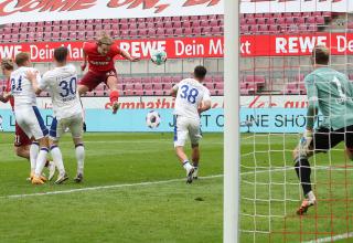 Sebastiaan Bornauw (rotes Trikot) schießt das Tor zum 1:0.