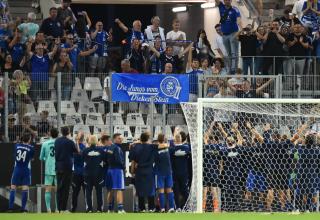 Sterkrade 06/07: Fans feiern die Mannschaft nach dem 0:4 bei RWE.