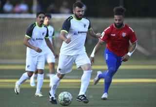 Der Vogelheimer SV (weiße Trikots) und der KFC Uerdingen duellierten sich im Niederrheinpokal. 