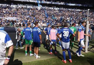 Die Schalke-Profis nach dem 1:3 gegen Köln vor den Fans.