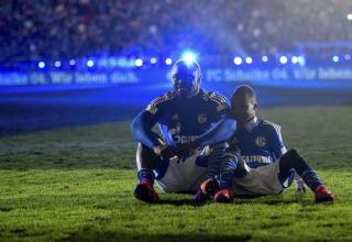 Unter dem Motto "Asa's letzte Schicht" bestreitet der ehemaliger Schalker und Nationalspieler Gerald Asamoah am 14. November 2015 in der Veltins Arena in Gelsenkirchen sein Abschiedsspiel. Die Ehrenrunde drehte er mit seinem Sohn Jaden.