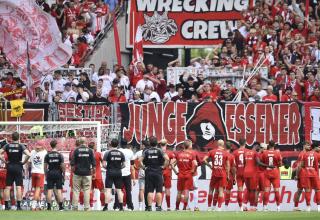 Spieler und Fans von Rot-Weiss Essen im Stadion an der Hafenstraße.