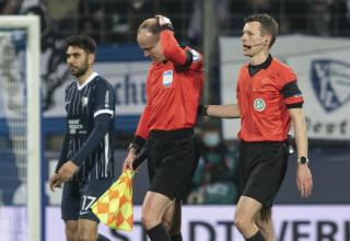 Schiedsrichterassistent Christian Gittelmann (2.v.r.) wurde bei einem Spiel des VfL Bochum 2022 von einem Becher getroffen. 