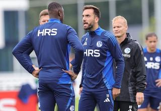 Hitizges Wortgefecht! Kenan Karaman (rechts) meckert Ibrahima Cissé während des Schalke-Trainings an.
