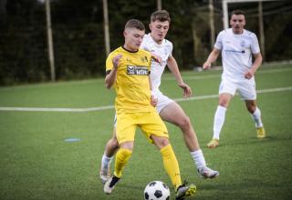 Hamborn 07 (gelbe Trikots) kommt auch in der Landesliga noch nicht richtig in Fahrt. 