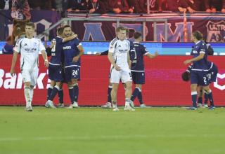 Auch in Karlsruhe gab es bei den Spielern des FC Schalke 04 hängende Köpfe. 