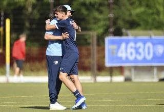 Der VfL Bochum feiert in der Oberliga, obwohl es nach 24 Minuten schon 0:3 stand. 