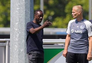 Ben Manga (links) und Schalke-Trainer Karel Geraerts haben kurz telefoniert. 