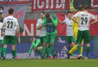 Spieler von Preußen Münster nach der Böller-Detonation beim Regionalliga-Spiel in Essen Anfang 2022.