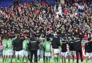 Nach dem Sieg in Uerdingen: Fans und Mannschaft von Rot-Weiß Oberhausen feiern sich gegenseitig.