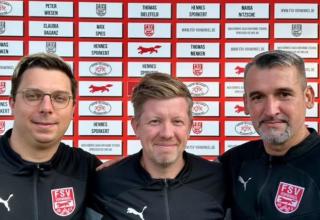 Neue Co-Trainer beim FSV Vohwinkel: Olaf Foit (links) und Elvir Mesic (rechts). In der Mitte: Cheftrainer Marc Bach.