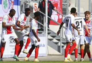 Rot-Weiß Oberhausen feiert die Tabellenführung in der Regionalliga West.