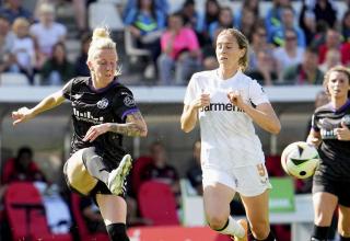 Julia Debitzki (links) von der SGS Essen im Spiel gegen Caroline Victoria Kehrer von Bayer Leverkusen. 