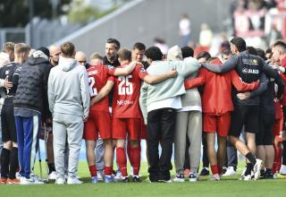 Mannschaft und Trainer stehen bei RWE zusammen. 