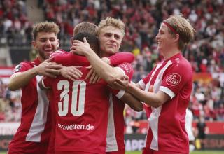 Wie in alten Zeiten: Felix Götze (r.) feierte am Mittwoch mit RWE.