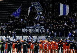 Mannschaft und Fans feiern den Sieg auf Schalke und die Tabellenführung.